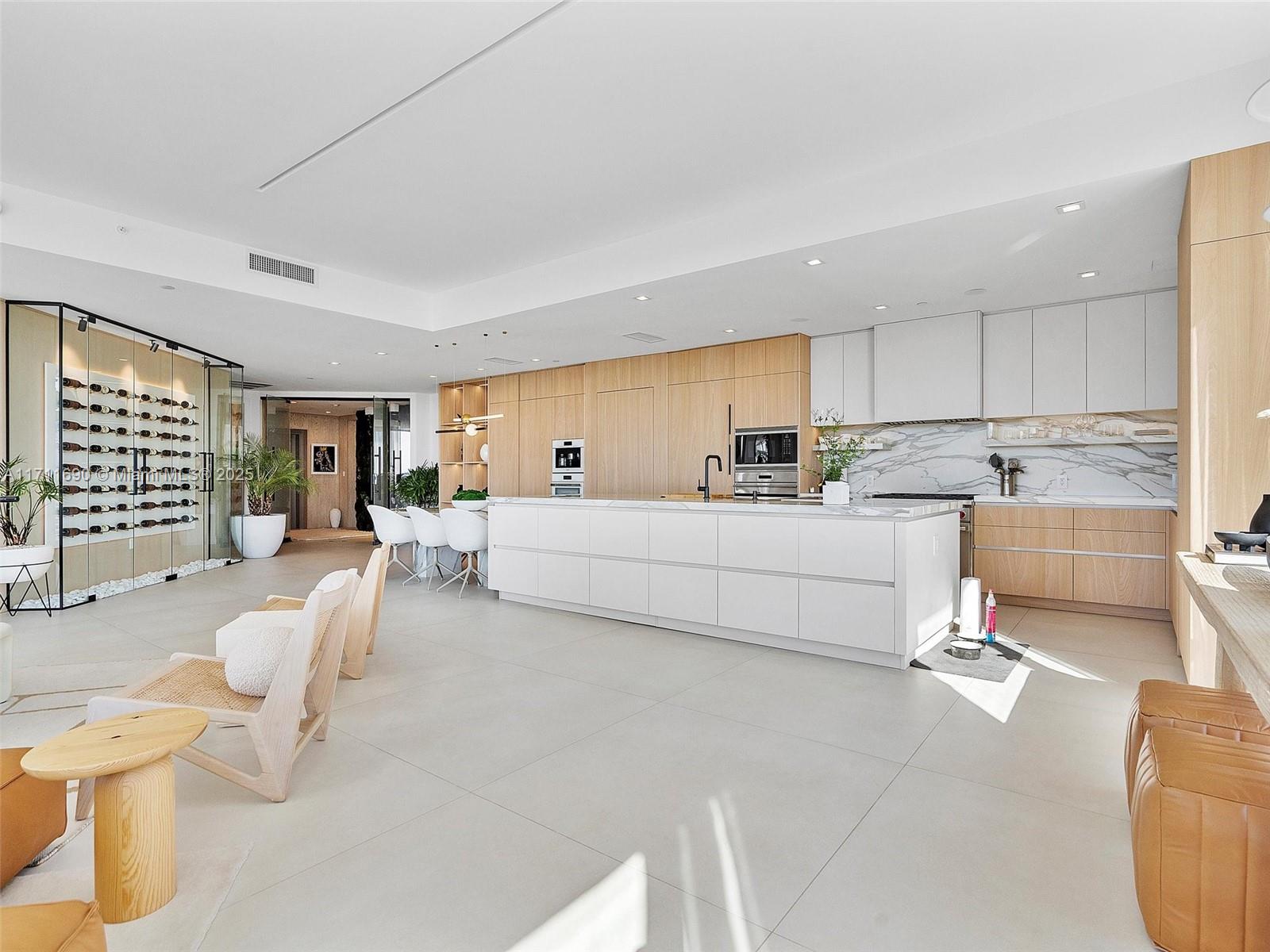 21 Isle Of Venice Dr PH1