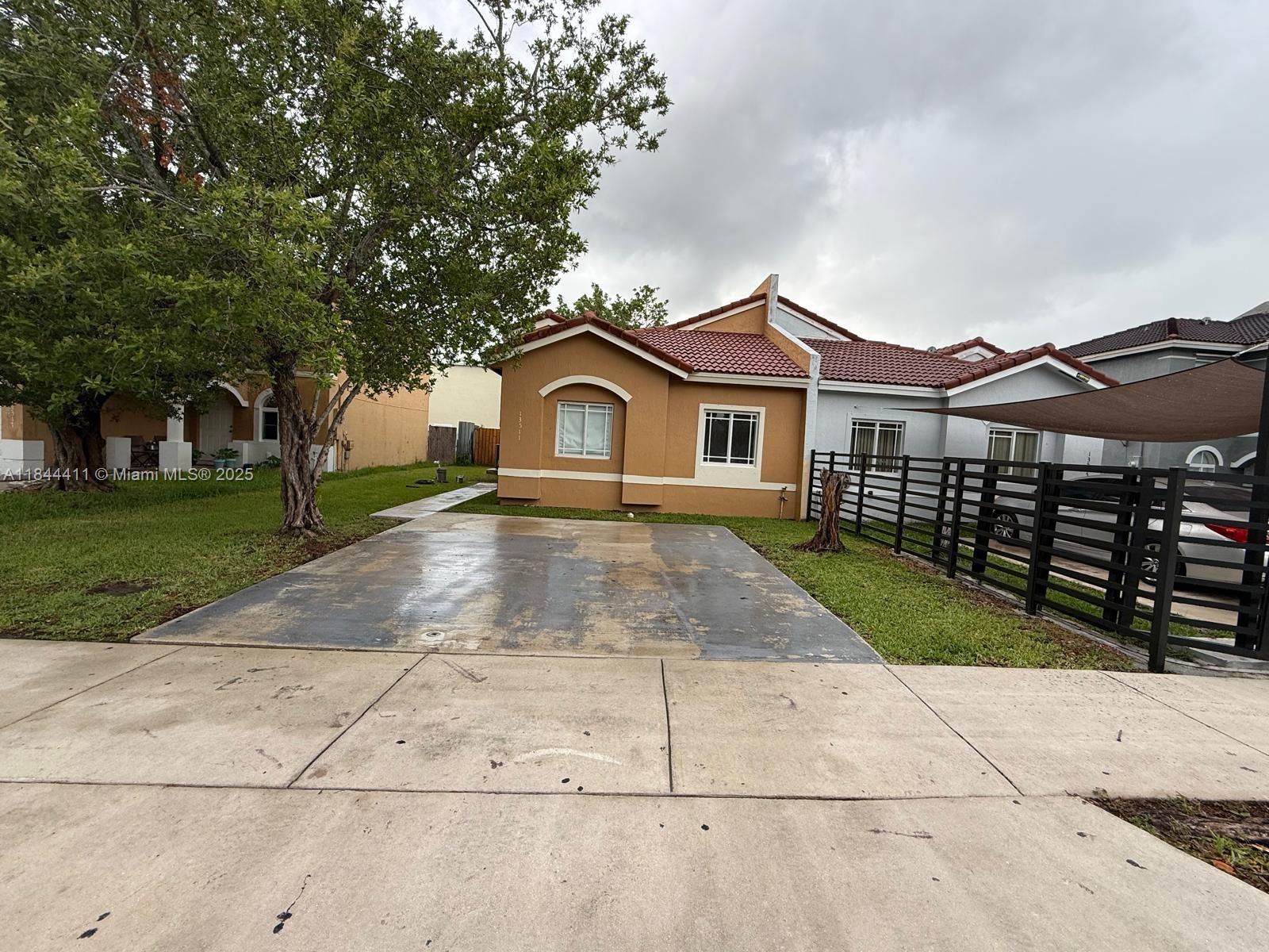 Very nice house in Naranja Gardens. 3 bedrooms, 2 bathrooms, great fenced backyard. Easy to show! Tenant pays all utilities.
