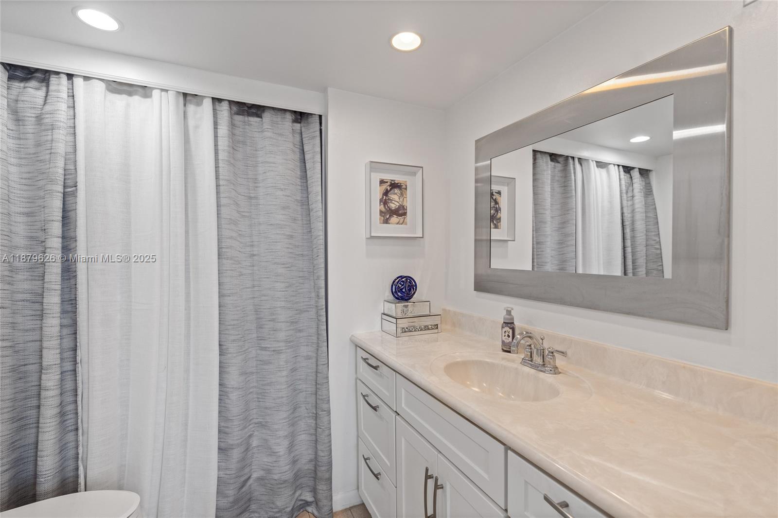 VANTAGE VIEW CONDO - Residential