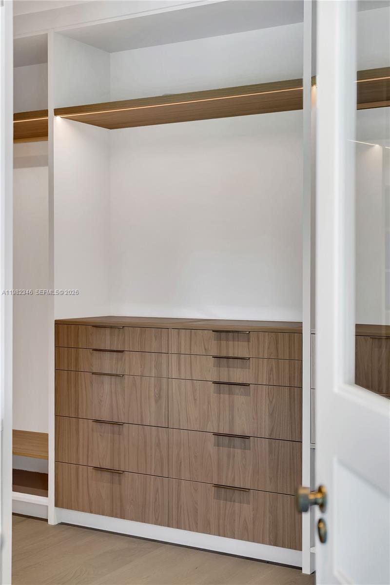 COCONUT GROVE MANOR - Residential