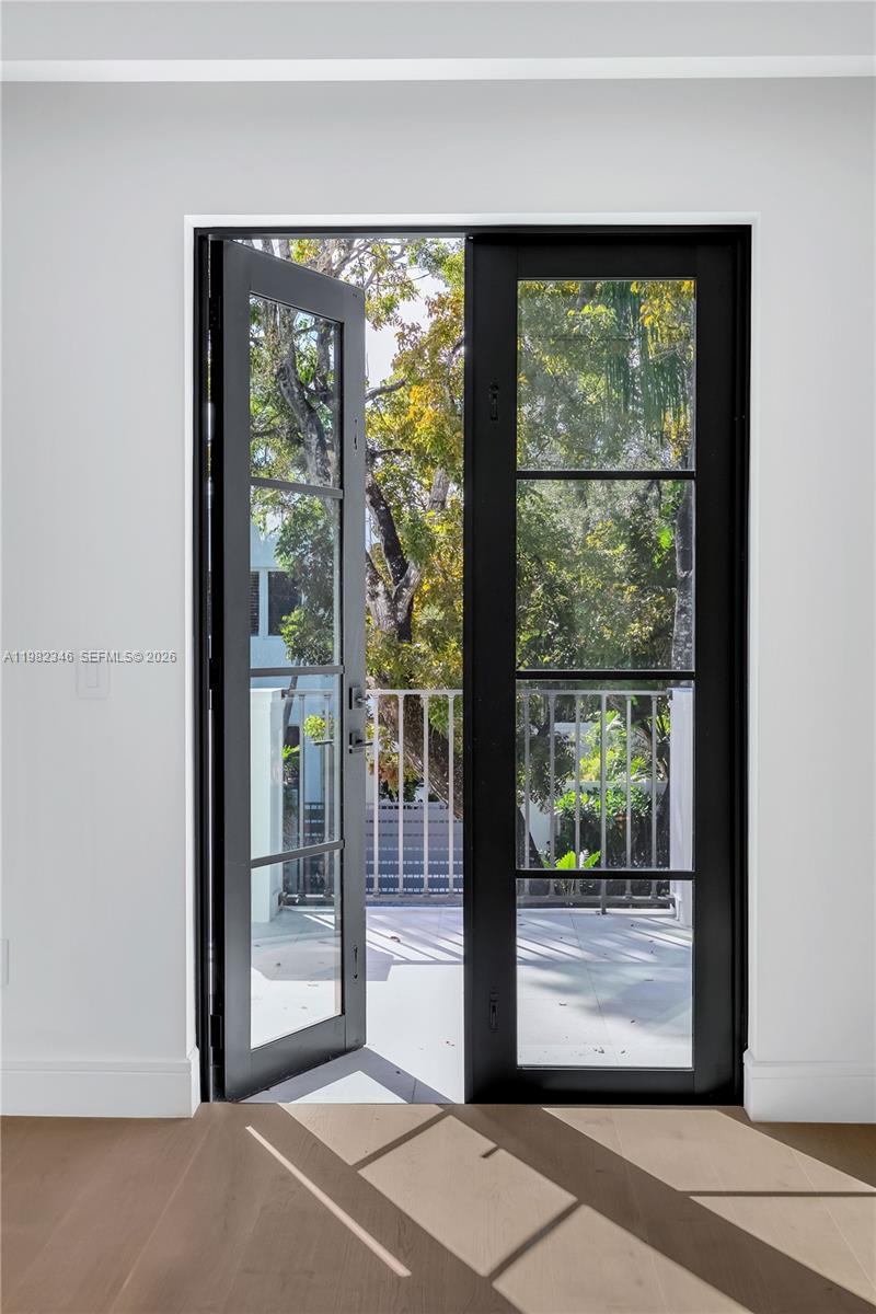 COCONUT GROVE MANOR - Residential