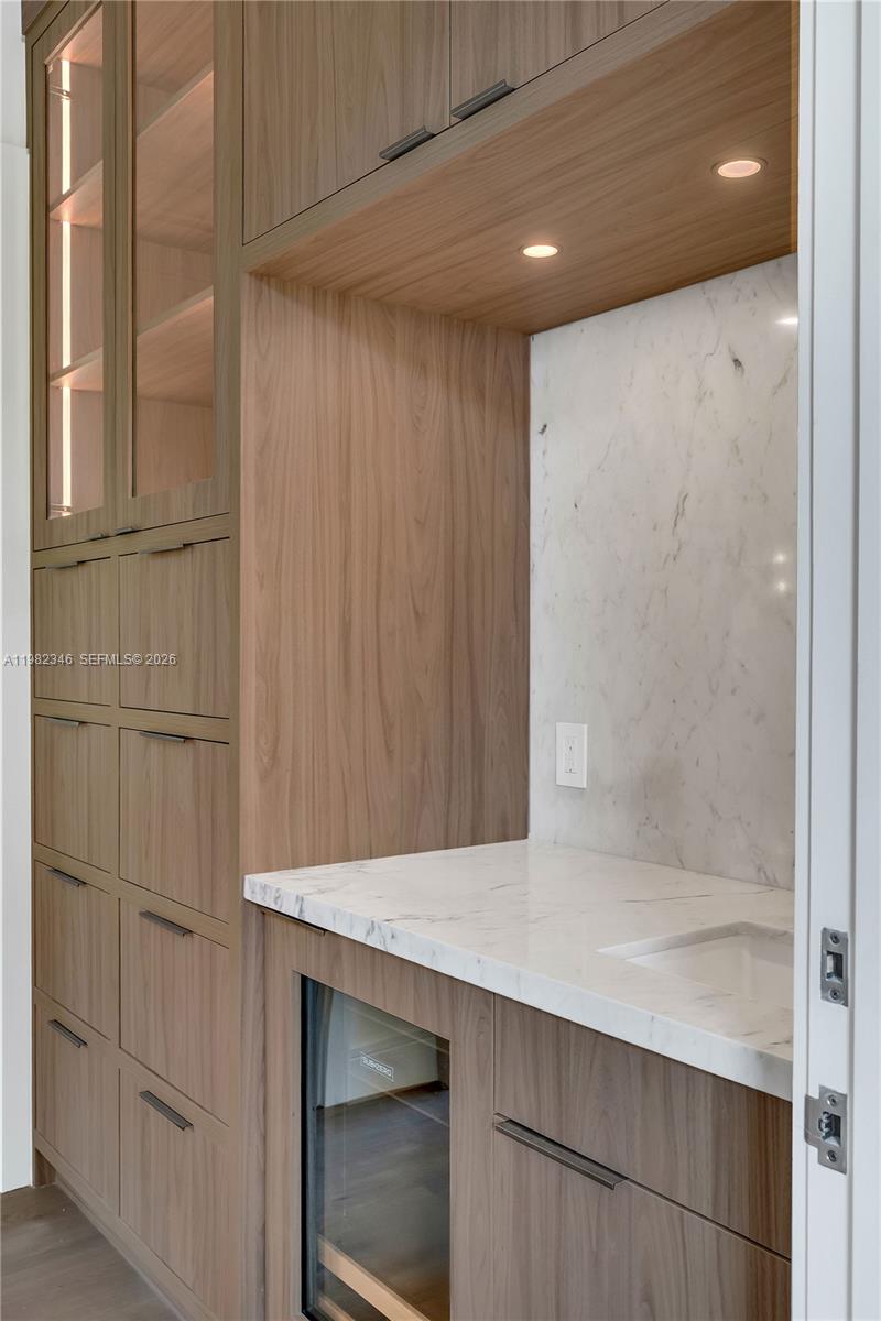 COCONUT GROVE MANOR - Residential