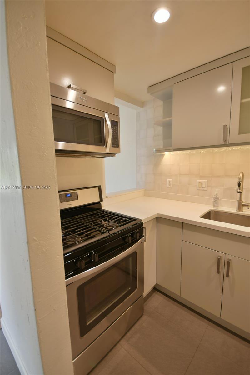 DADELAND GROVE CONDO - Residential Lease