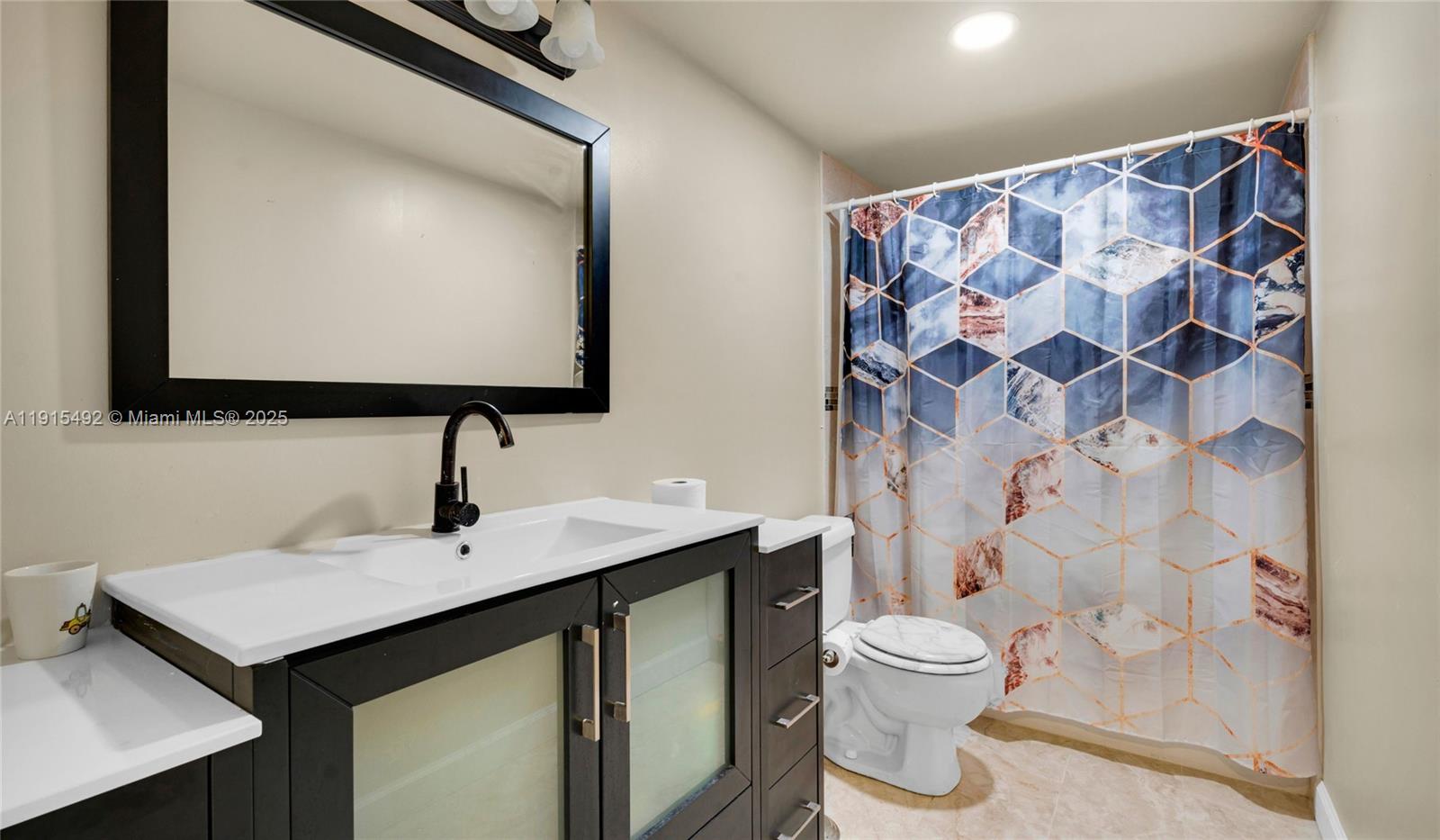 HYDE PARK TOWERS CONDO - Residential