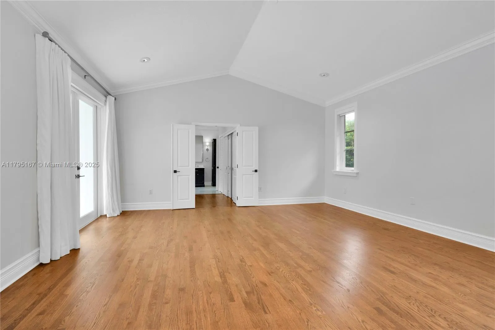 Coral Gables, Florida 33134, United States, 4 Bedrooms Bedrooms, ,3 BathroomsBathrooms,Residential,Active,121877