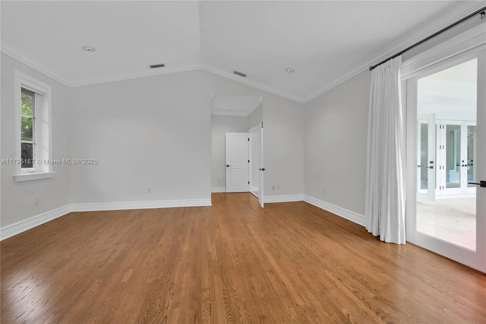 Coral Gables, Florida 33134, United States, 4 Bedrooms Bedrooms, ,3 BathroomsBathrooms,Residential,Active,121877