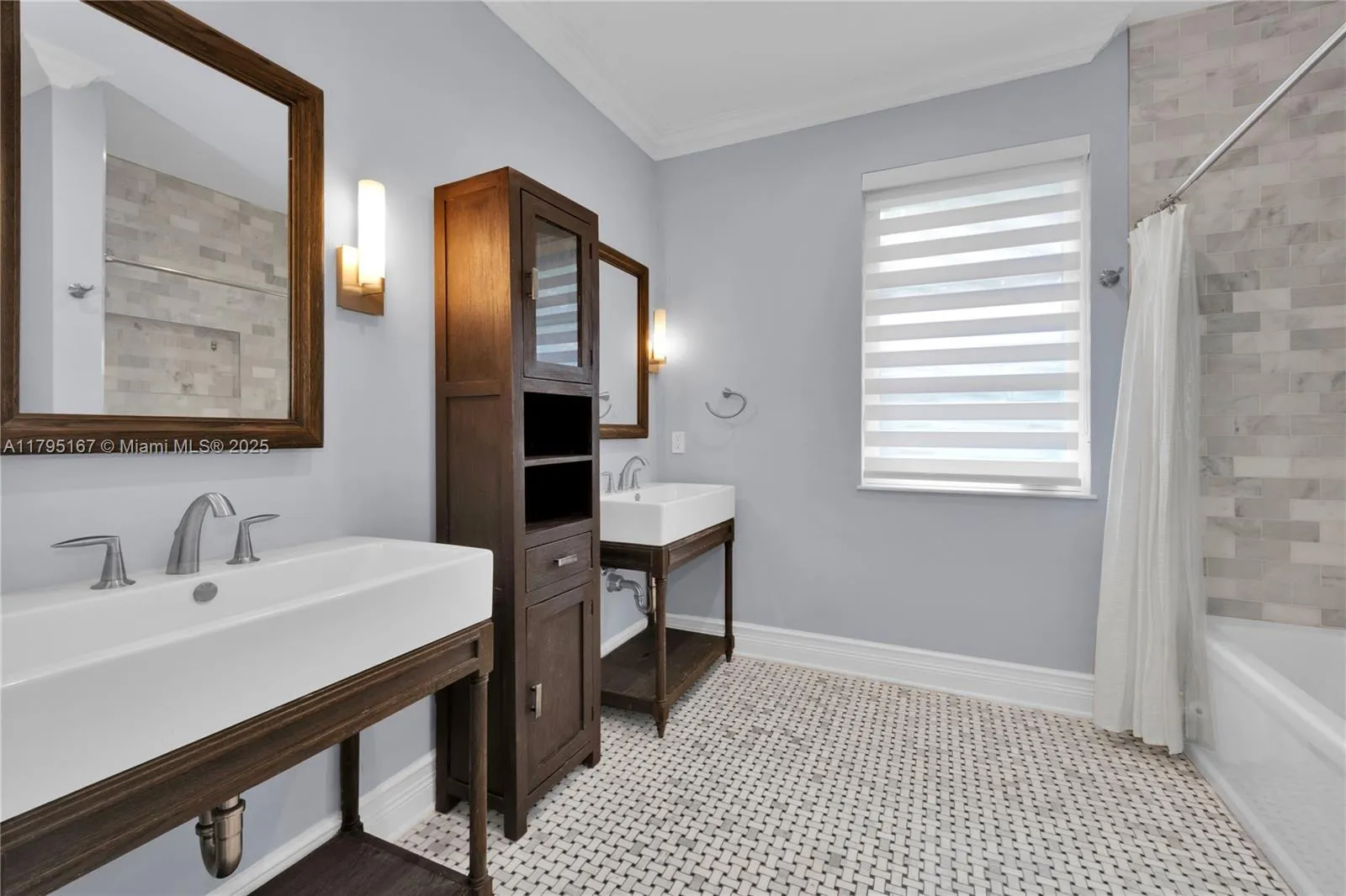 Coral Gables, Florida 33134, United States, 4 Bedrooms Bedrooms, ,3 BathroomsBathrooms,Residential,Active,121877