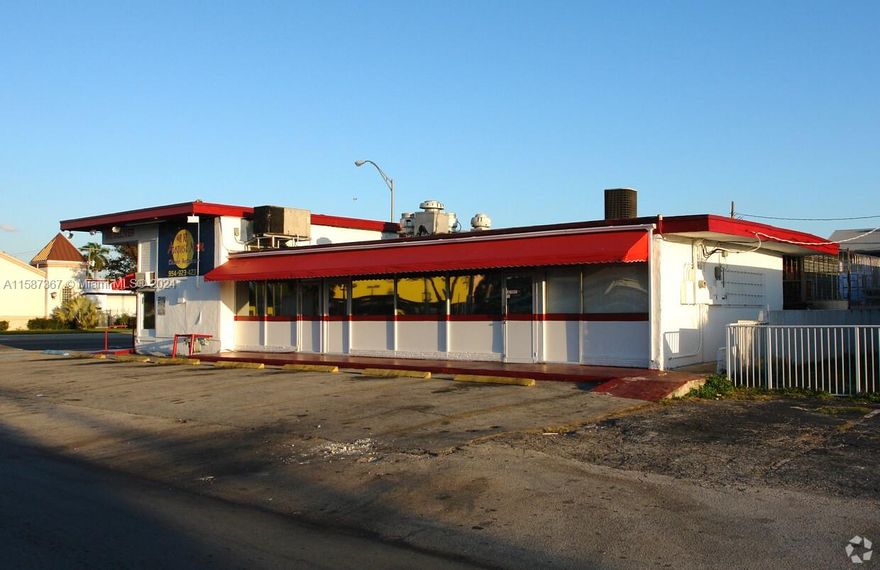 This subject property is a vacant, second generation restaurant located directly on North Federal Highway (US-­1) and corner of Arthur Street just south of Taft St in East Hollywood FL and has great visibility and signage. High traffic area with over 35K cars per day. This physical property consists of 2,528 SF, and it is well situated on a 6,395 SF lot.  Great location directly on US1 / Federal Hwy, close to Interstate I­-95, Fort Lauderdale International airport, Hollywood downtown and Hollywood Beach. The property has excellent visibility and signage. The property's proximity to Downtown Hollywood and Fort Lauderdale-Hollywood International Airport provides easy travel options for residents and visitors. Hollywood Beach Broadwalk is nearby, allowing residents to stroll with families.