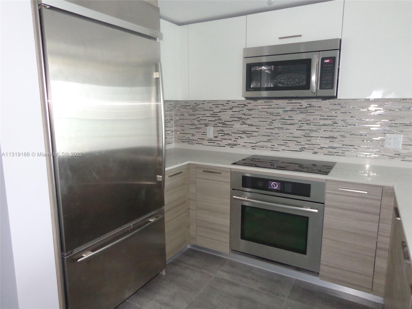 Beautiful 1/1.5 unit with gray porcelain floors, nicely painted, top of the line ss appliances, floor to ceiling windows, custom made closet, shades and blackout. building offers 24h concierge service, valet parking, heated pool and tub, top flo or pool, business center, lounge, bbq area, top of the line gym, full service spa, robotic parking system. great city views, excellent location close to the bay.