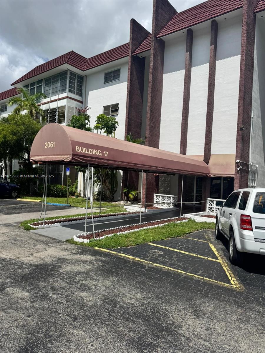 CASTLE APARTMENTS 17 COND - Residential