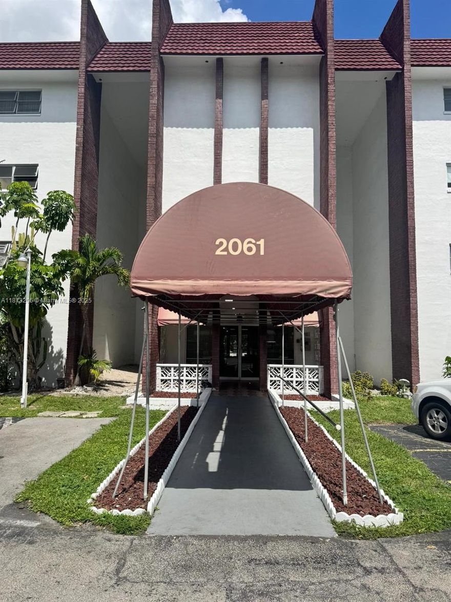 WELL-MAINTAINED SPACIOUS 2 BEDROOMS 2 BATHROOMS 4th FLOOR CORNER UNIT AT CASTLE APARTMENTS CONDO. 55+ COMMUNITY.  TILED THROUGHOUT.  NEW A/C.