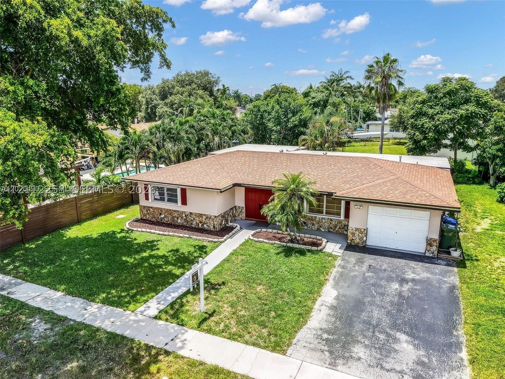 Photo of 500 NW 96th Ter, Pembroke Pines, FL 33024 (MLS # A12112253)