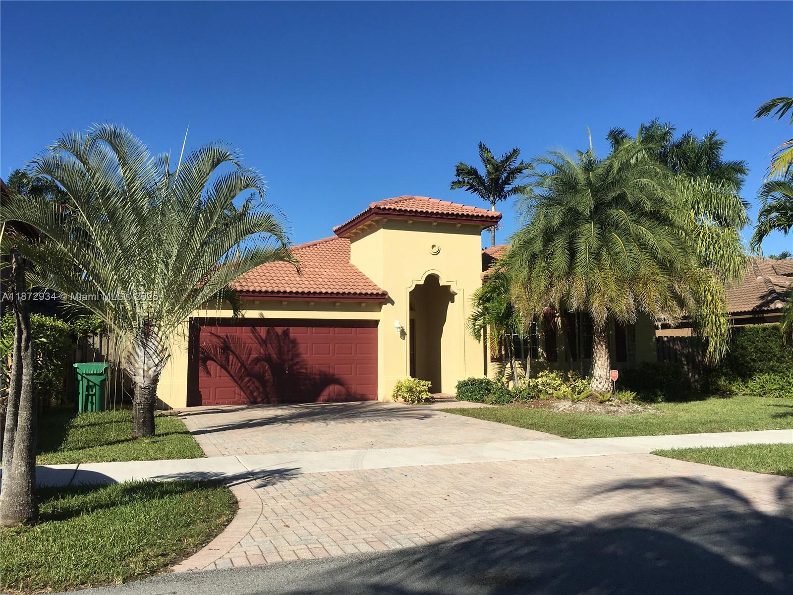 3/2 + 2 CAR GARAGE, NO HOA. BIG PATIO, SPLIT PLAN, CERAMIC FLOORS, GRANITE KITCHEN COUNTER, WITH SEATING FOR 4, BIG FAMILY ROOM, FAMILY ORIENTED NEIGHBORHOOD. READY FOR OCCUPANCY OCTOBER 10 OR BEFORE. REQUEST YOUR SHOWING VIA SHOW TO ASSIST OR TEXT LISTING AGENT