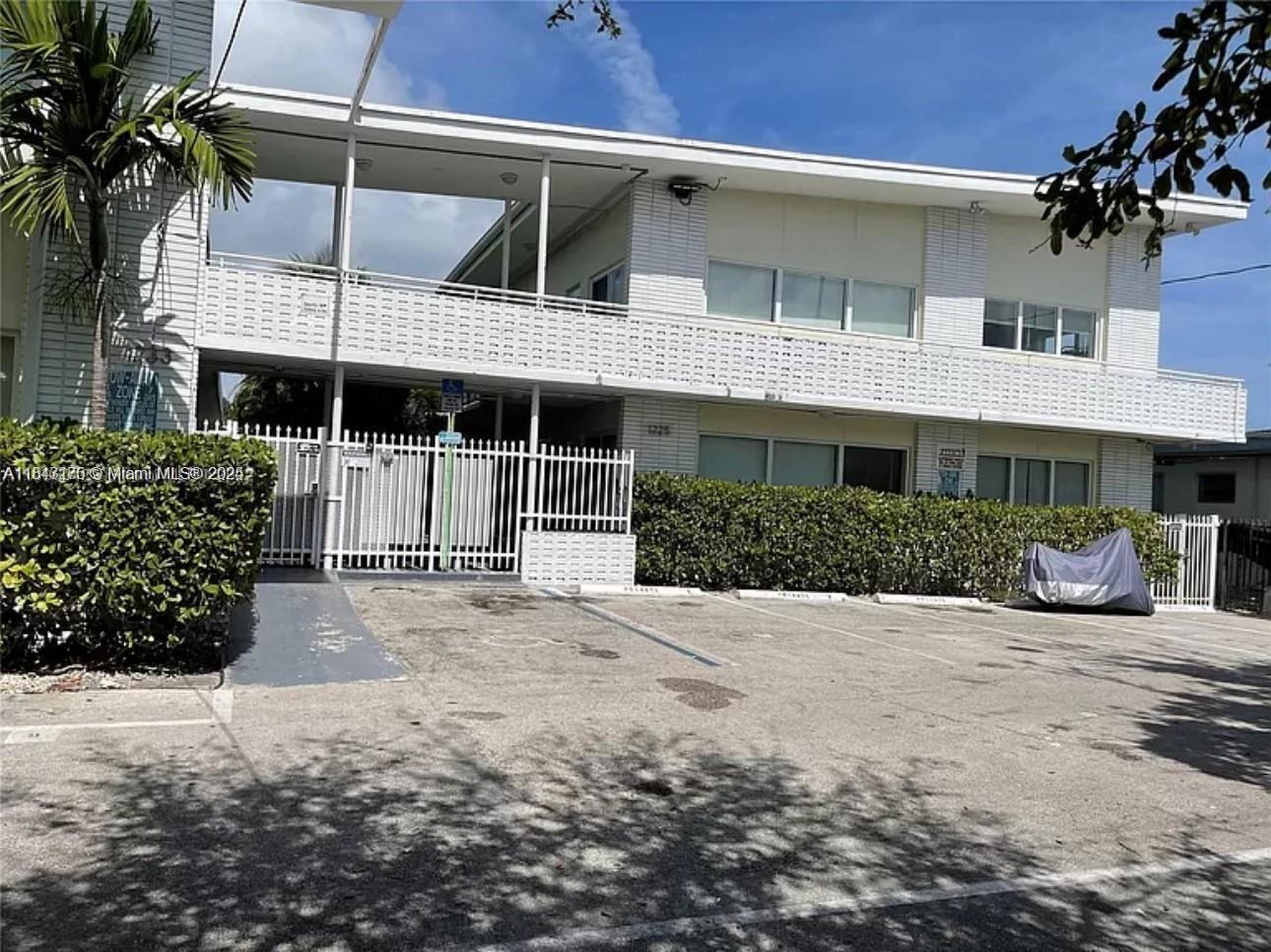 Bright unit in a great neighborhood. Remodeled. Close to restaurants and the beaches.