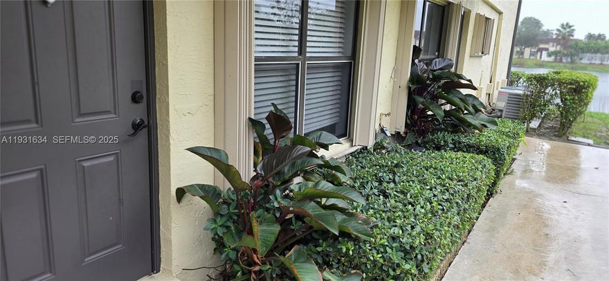 Comfortable first-floor apartment with lake views. Excellent location, close to shopping centers. 1 Assigned parking space + 1 visitor. Don't miss this opportunity!