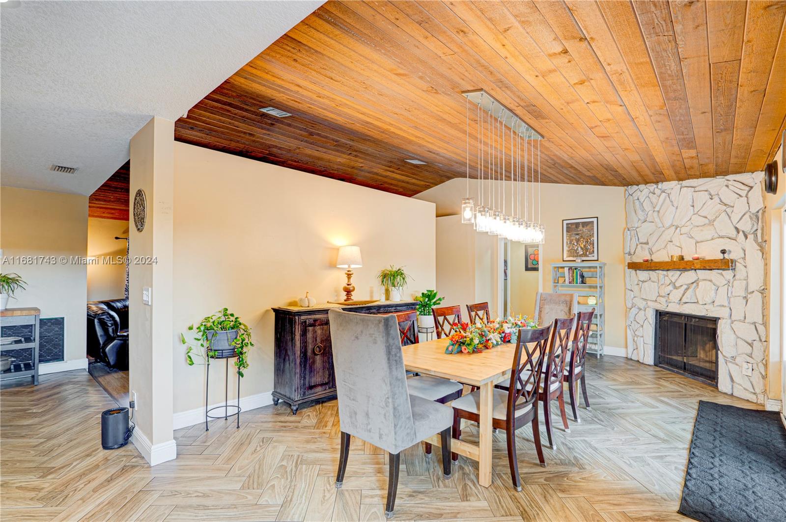 ROLLING HILLS LAKE ESTATE - Residential
