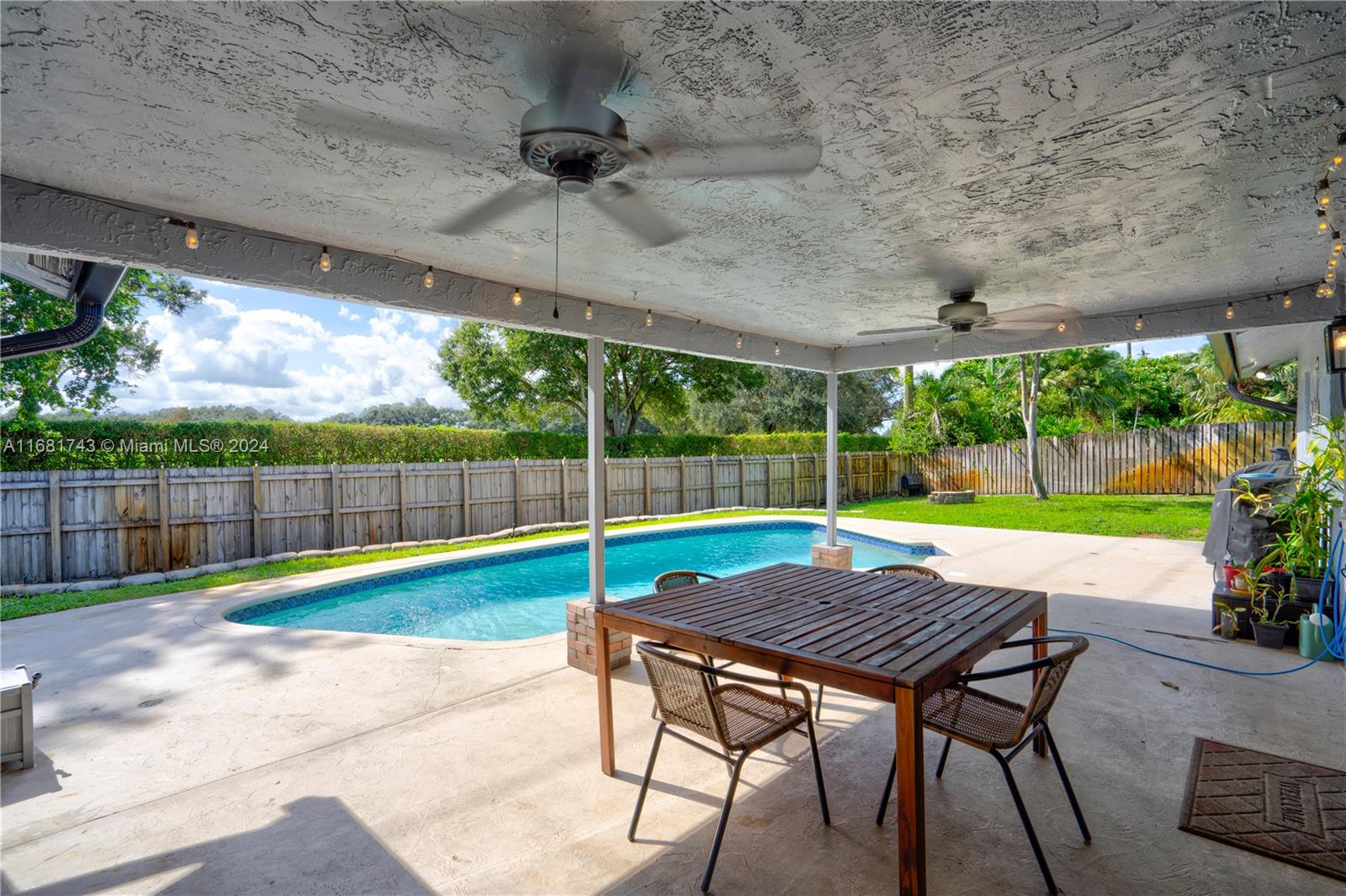 ROLLING HILLS LAKE ESTATE - Residential