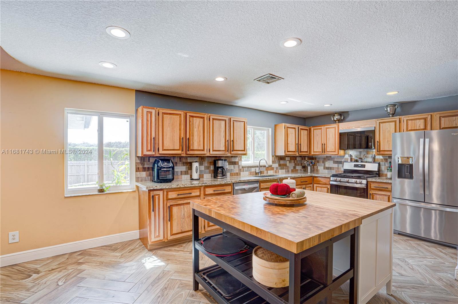 ROLLING HILLS LAKE ESTATE - Residential