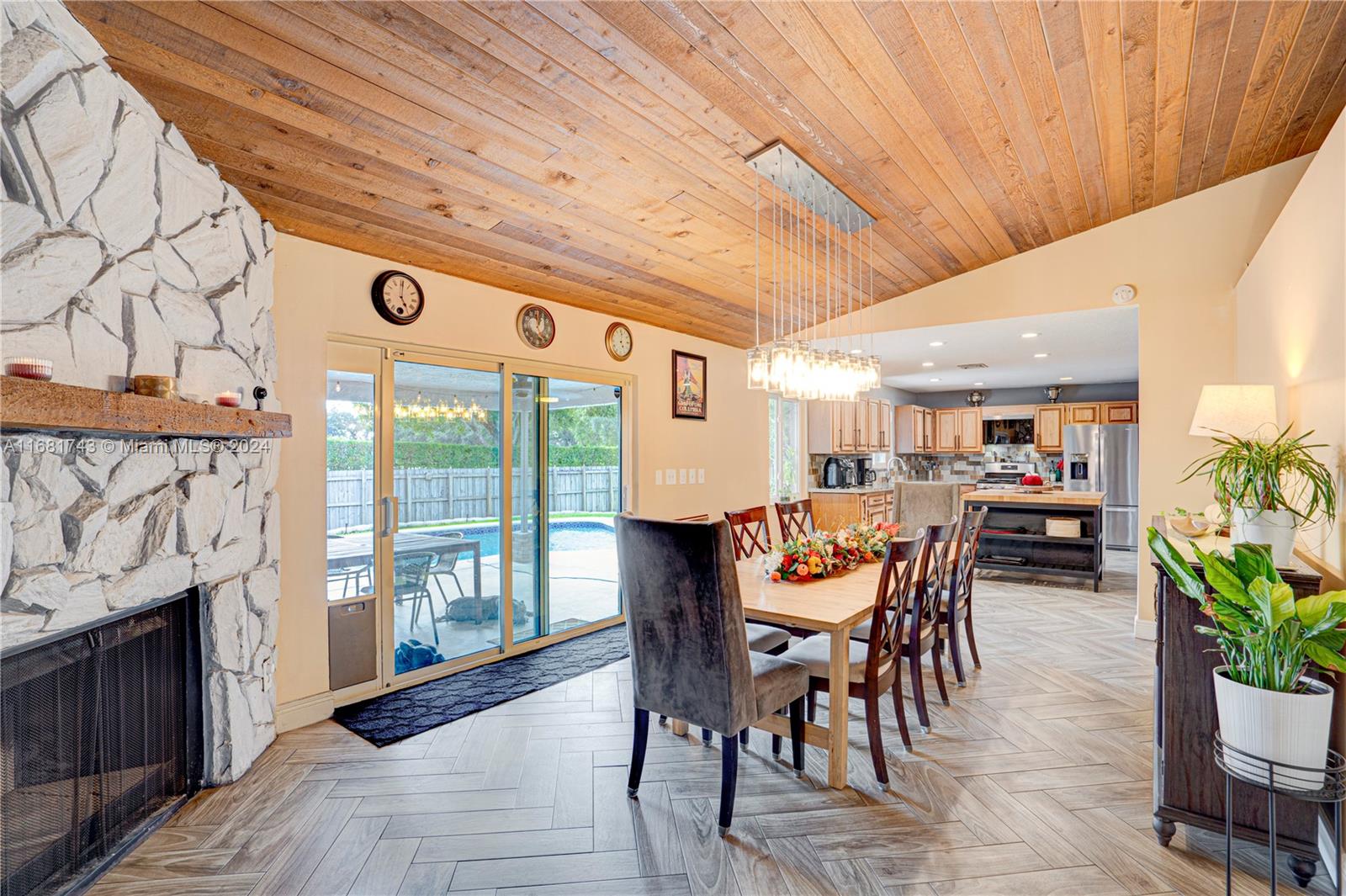 ROLLING HILLS LAKE ESTATE - Residential