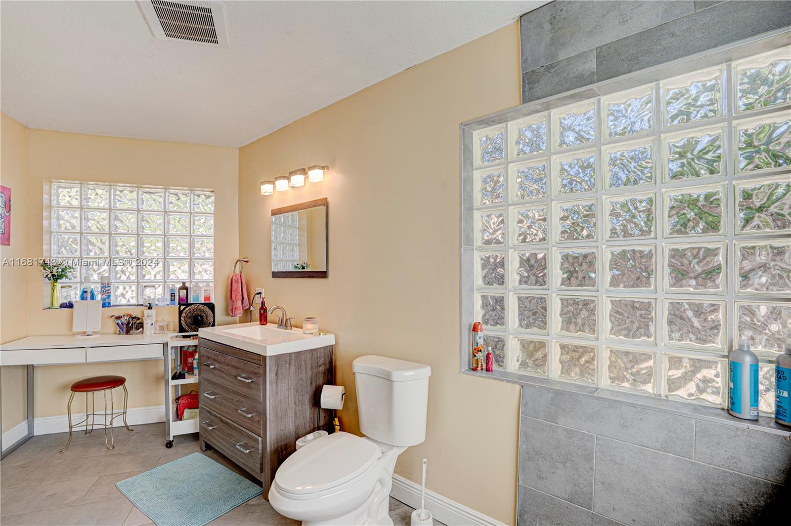 ROLLING HILLS LAKE ESTATE - Residential