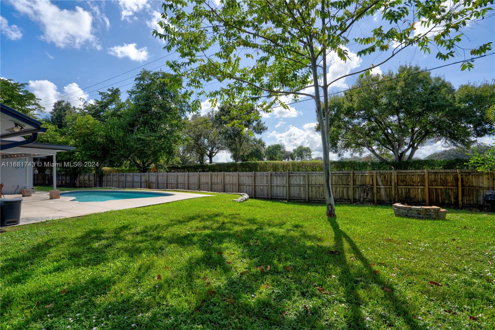 ROLLING HILLS LAKE ESTATE - Residential
