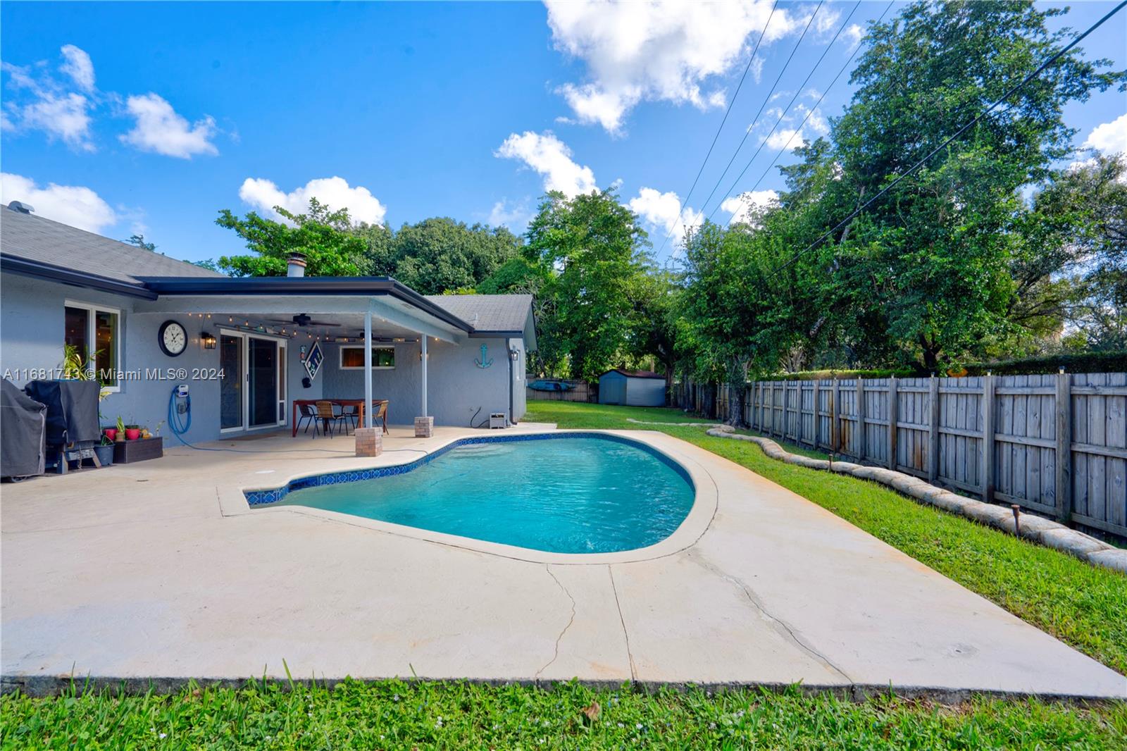 ROLLING HILLS LAKE ESTATE - Residential