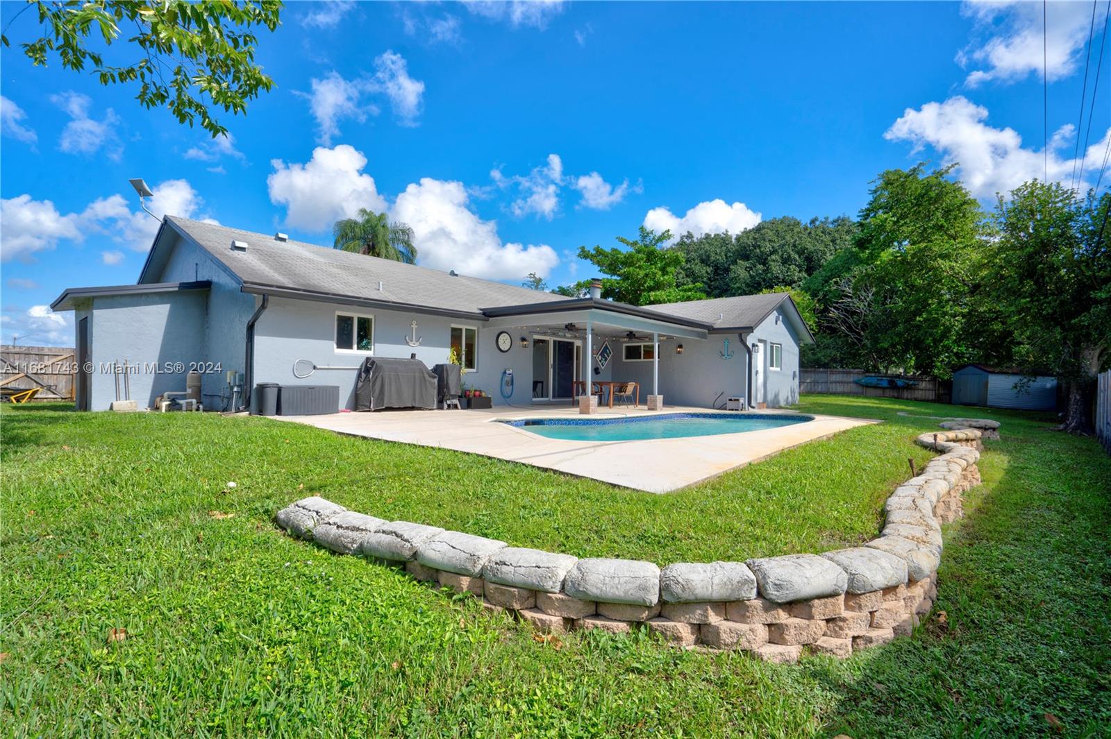 ROLLING HILLS LAKE ESTATE - Residential
