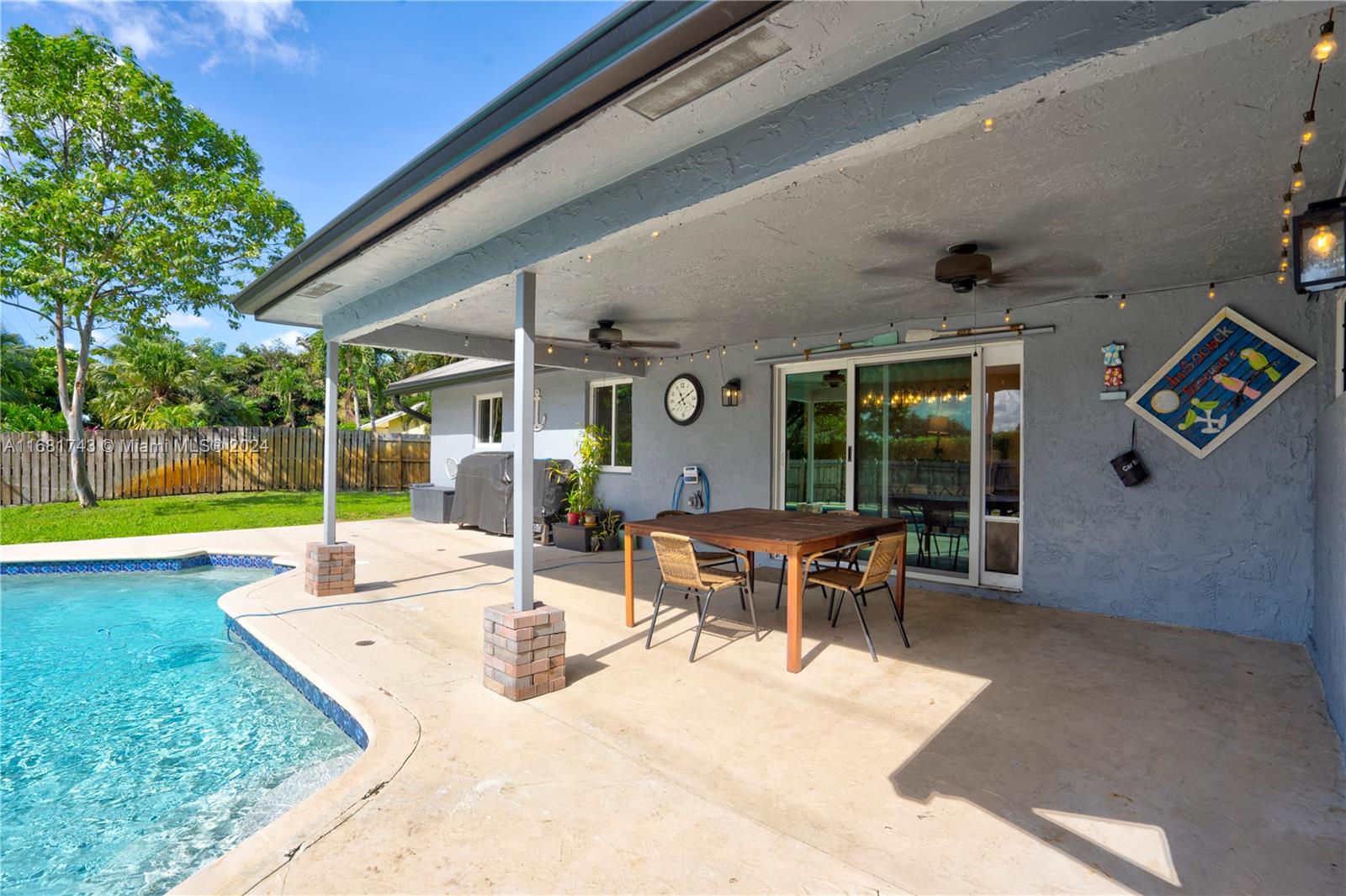 ROLLING HILLS LAKE ESTATE - Residential