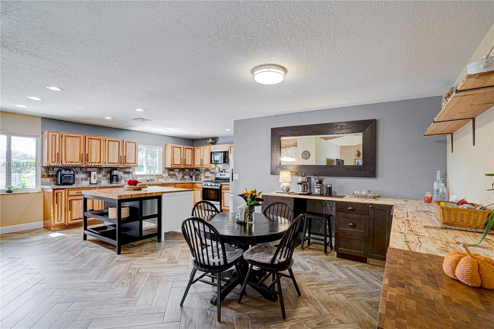 ROLLING HILLS LAKE ESTATE - Residential