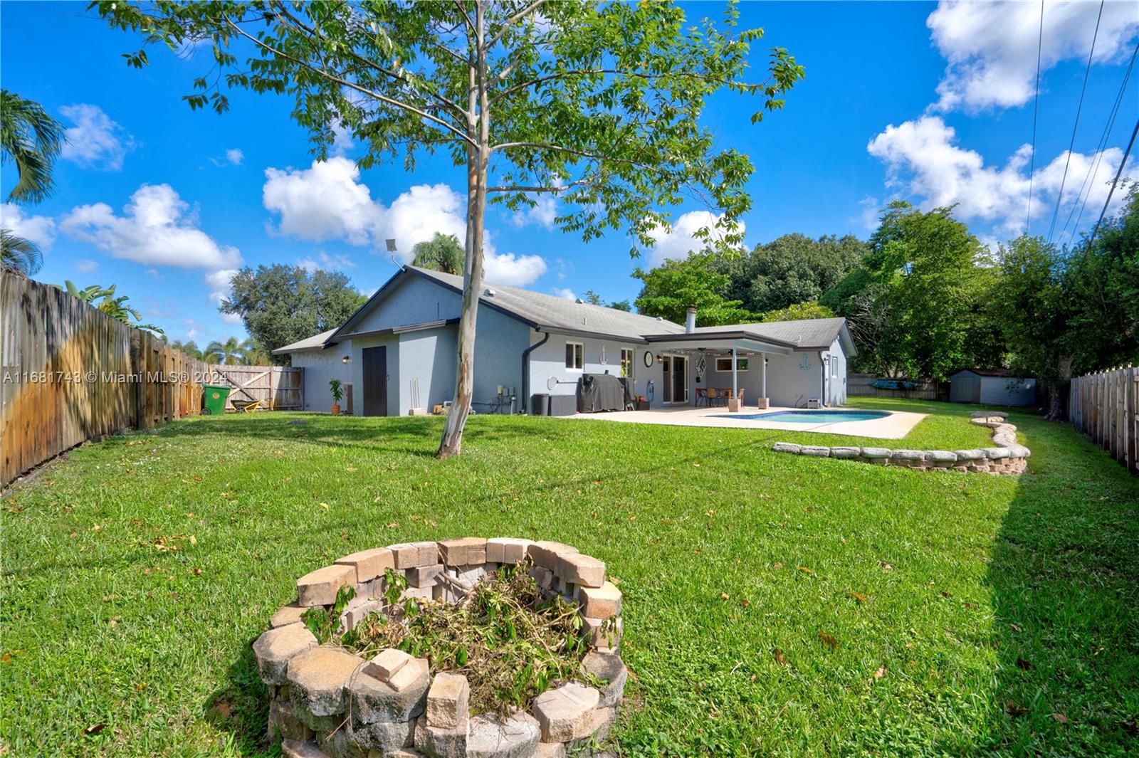 ROLLING HILLS LAKE ESTATE - Residential