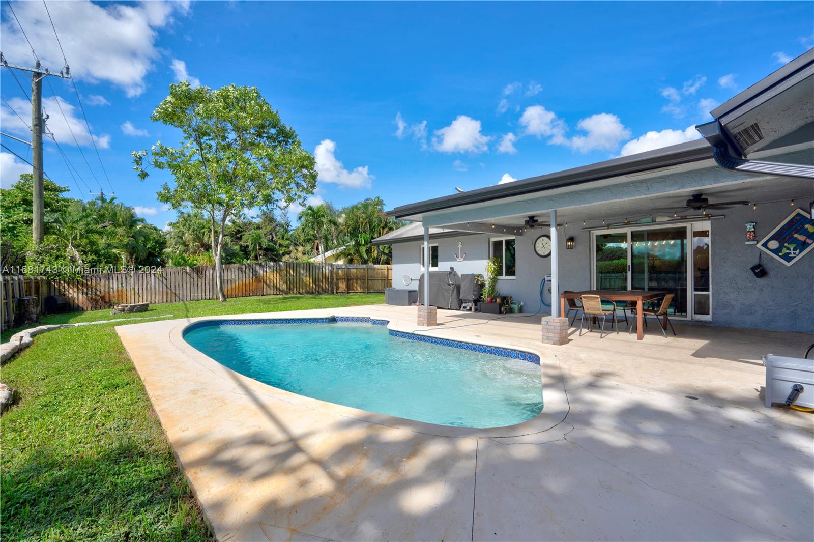 ROLLING HILLS LAKE ESTATE - Residential