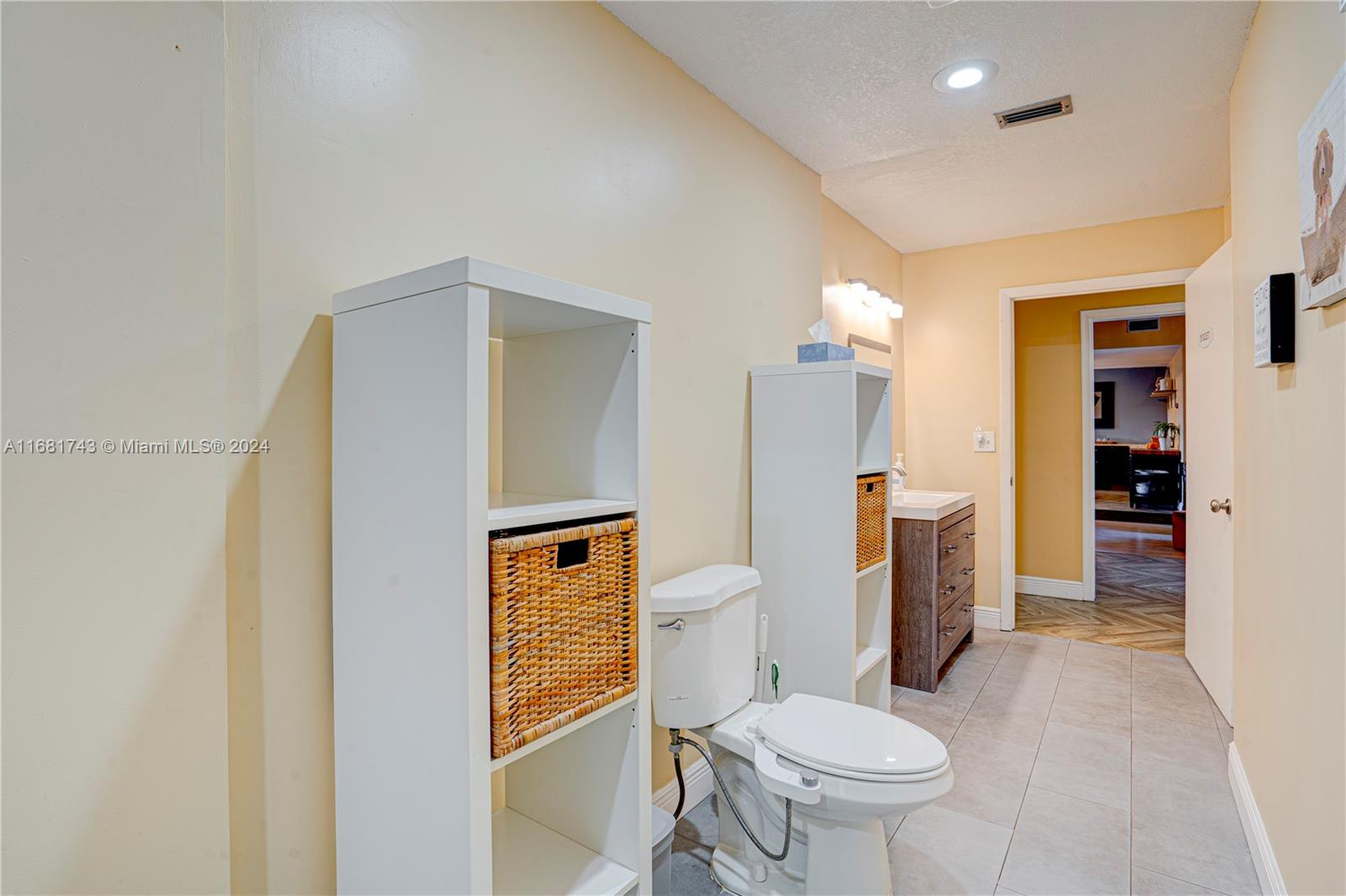 ROLLING HILLS LAKE ESTATE - Residential