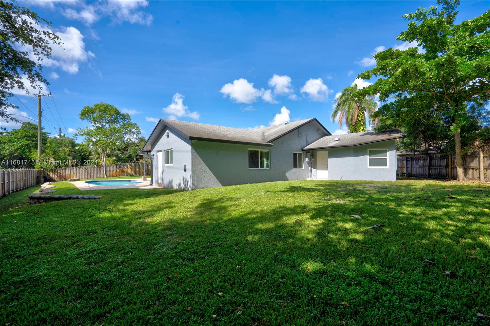 ROLLING HILLS LAKE ESTATE - Residential