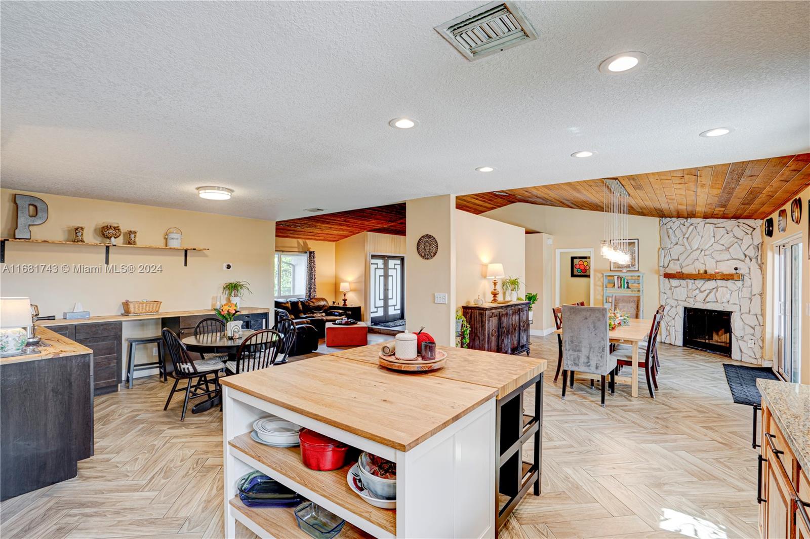 ROLLING HILLS LAKE ESTATE - Residential