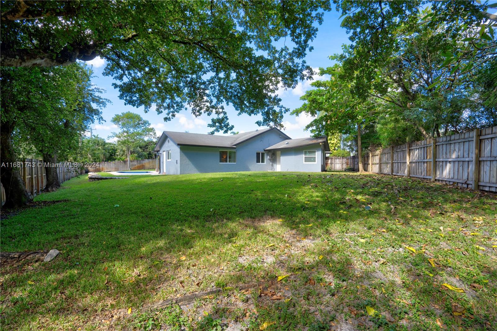 ROLLING HILLS LAKE ESTATE - Residential