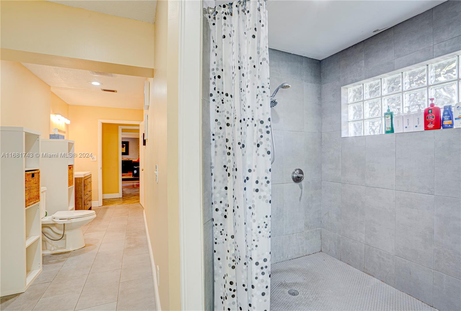 ROLLING HILLS LAKE ESTATE - Residential