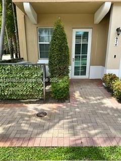 Corner unit condo 2 bedroom 2 bath. Freshly painted with new vinyl floors in both bedrooms. Ceramic tile flooring in living room, dining room, and bathrooms. Main entrance door includes a new blind. One assigned parking space plus guest parking. Conveniently located close to shopping centers, restaurants, and with easy access to I-75.