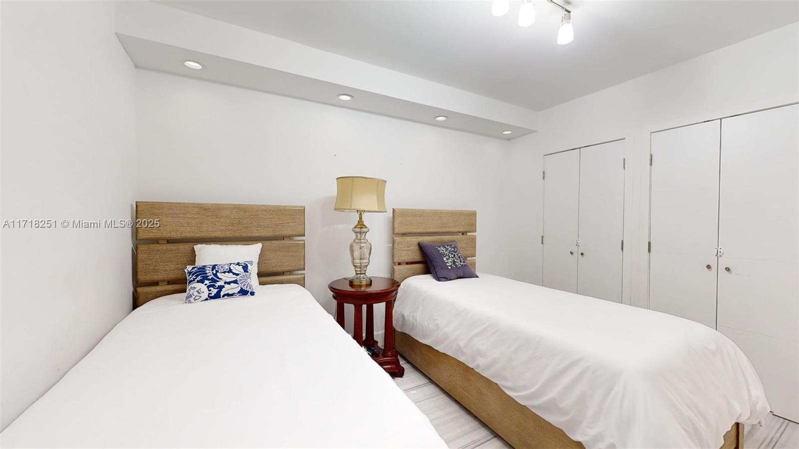 TURNBERRY ISLE SOUTH COND - Residential