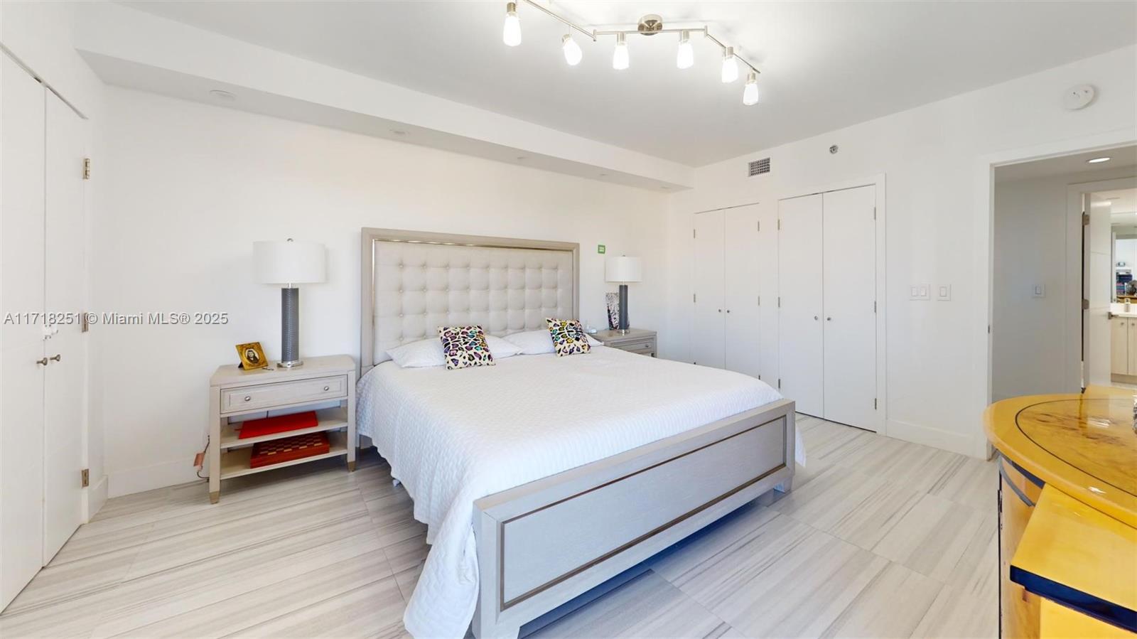 TURNBERRY ISLE SOUTH COND - Residential