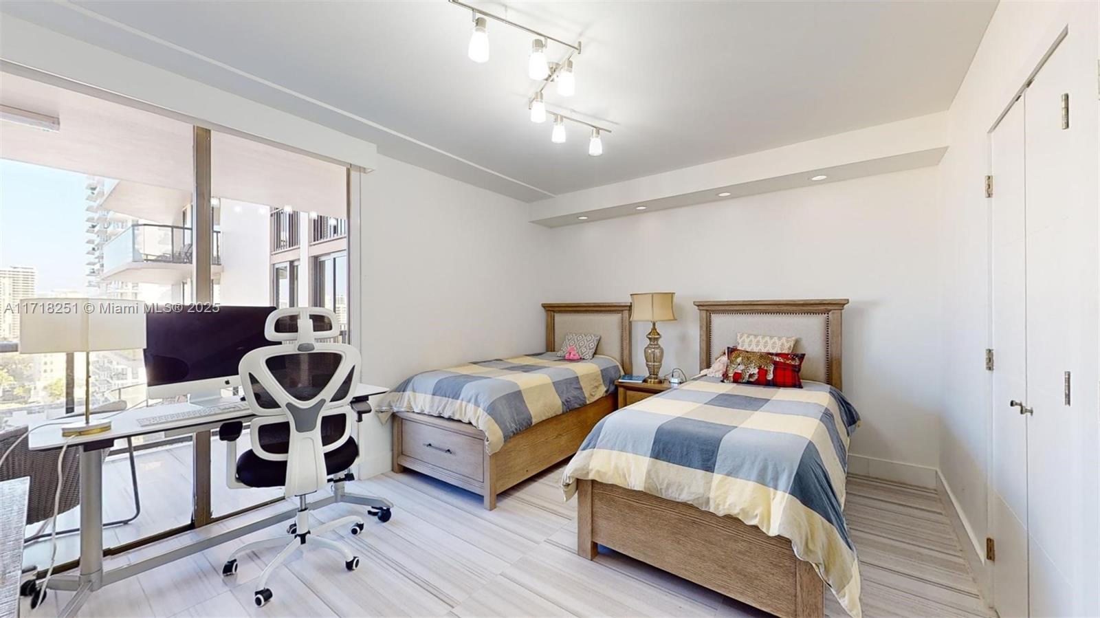 TURNBERRY ISLE SOUTH COND - Residential