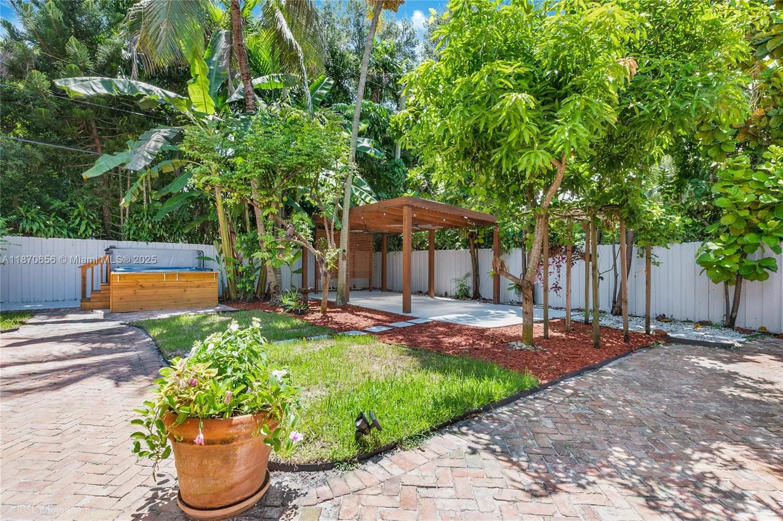 Miami, Florida 33143, United States, 3 Bedrooms Bedrooms, ,2 BathroomsBathrooms,Residential,Active,201932