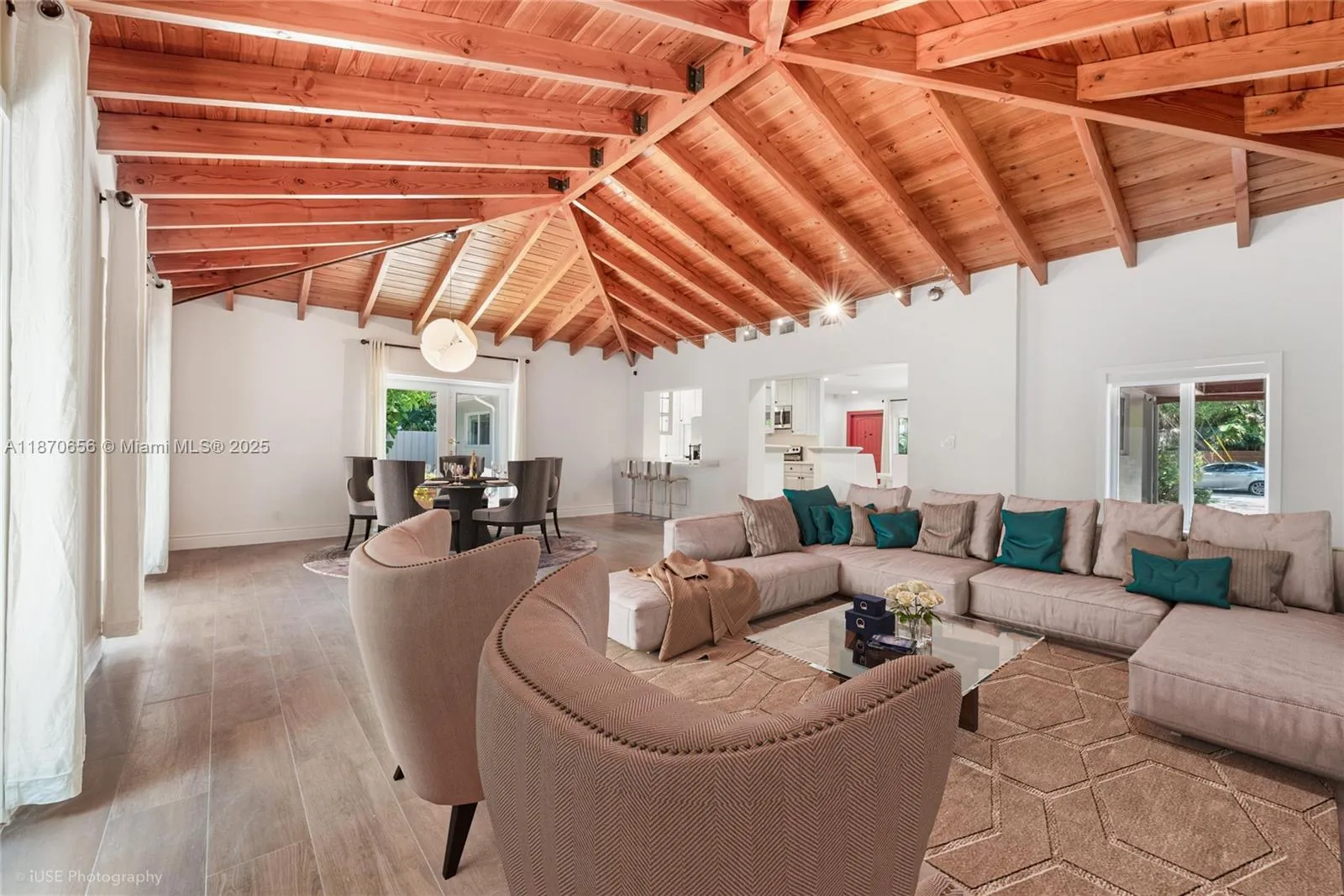 Miami, Florida 33143, United States, 3 Bedrooms Bedrooms, ,2 BathroomsBathrooms,Residential,Active,201932