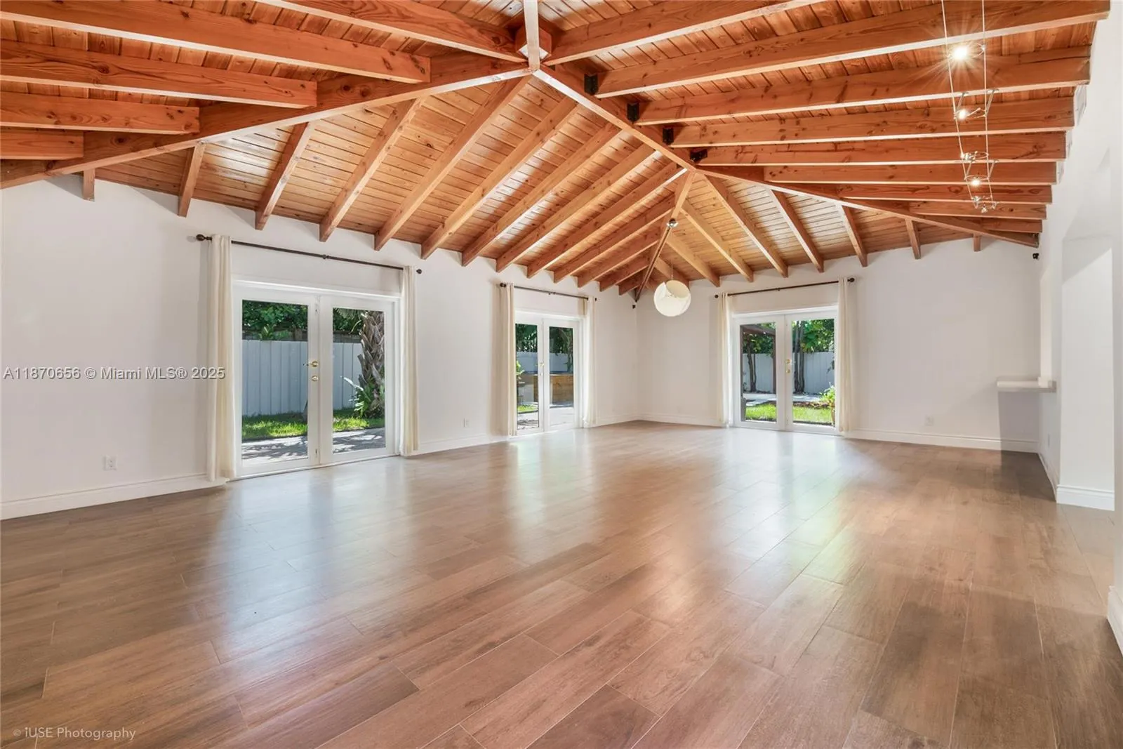 Miami, Florida 33143, United States, 3 Bedrooms Bedrooms, ,2 BathroomsBathrooms,Residential,Active,201932