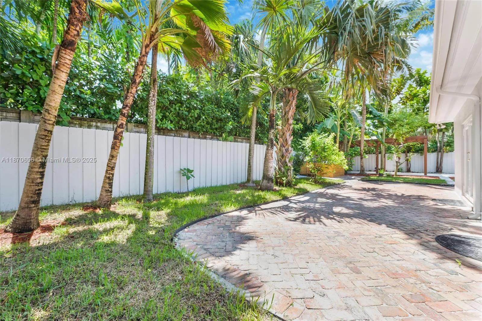 Miami, Florida 33143, United States, 3 Bedrooms Bedrooms, ,2 BathroomsBathrooms,Residential,Active,201932