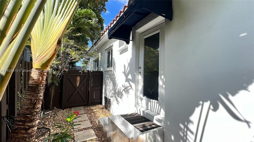 ?? Charming Studio for Rent in Miami Ideal for One Person ?? Welcome to your perfect urban oasis! This delightful studio, nestled in the heart of Miami, is ready to become your cozy retreat. With a budget-friendly rent of $1,300 per month for one person, this gem offers an exceptional living experience.?? All-inclusive: Your monthly rent covers essential utilities, including electricity, water and Wi-Fi. Enjoy hassle-free living with no additional utility bills to worry about! ?? Cozy and Convenient: This studio features a well-designed layout, providing the ideal space for comfort and functionality. Prime Location:Situated just one blocks away from the serene Shenandoah Park, nature enthusiasts and outdoor lovers will delight in the easy access to green spaces and leisure activities.