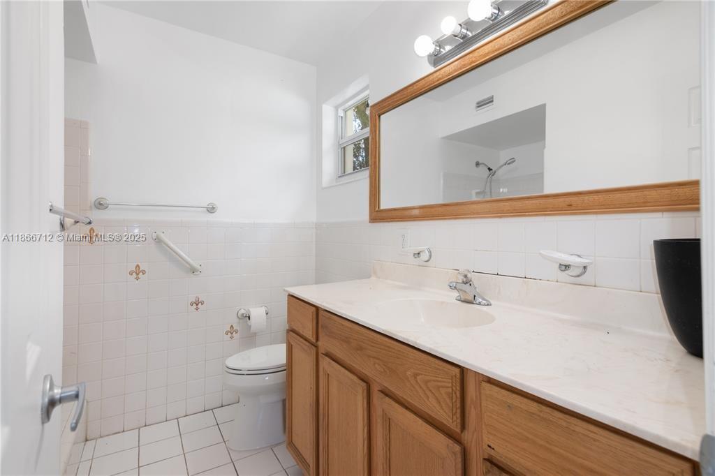 COUNTRY CLUB ESTATES UNIT - Residential Lease