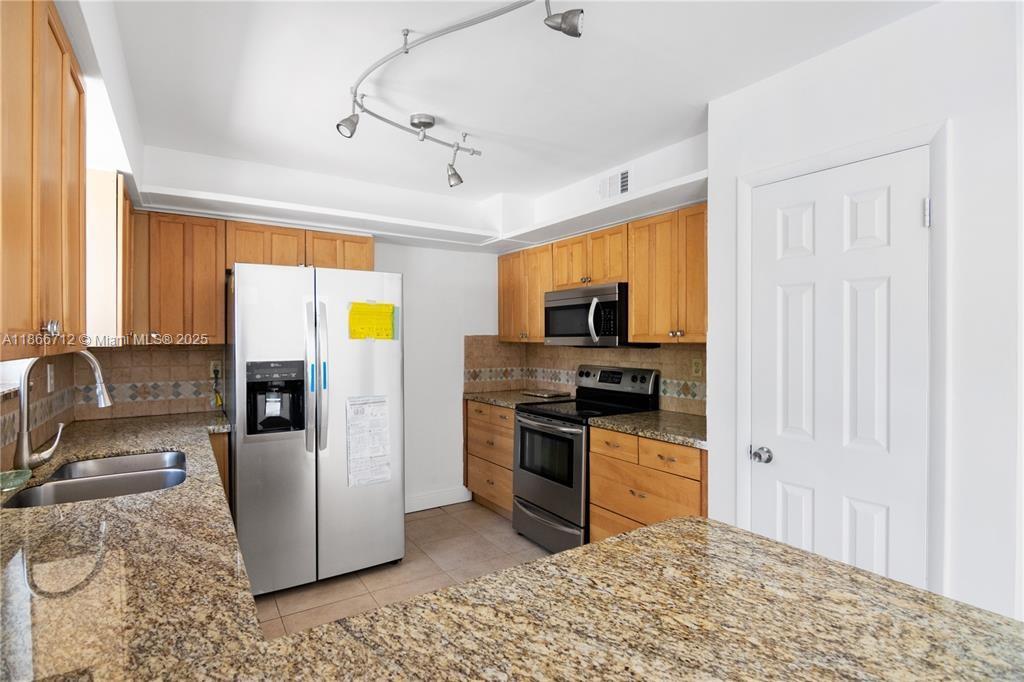 COUNTRY CLUB ESTATES UNIT - Residential Lease