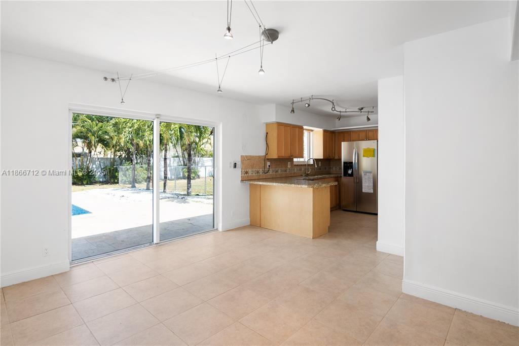 COUNTRY CLUB ESTATES UNIT - Residential Lease