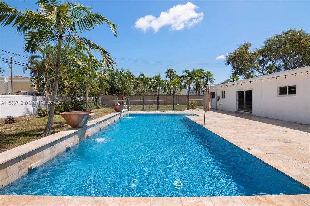 COUNTRY CLUB ESTATES UNIT - Residential Lease