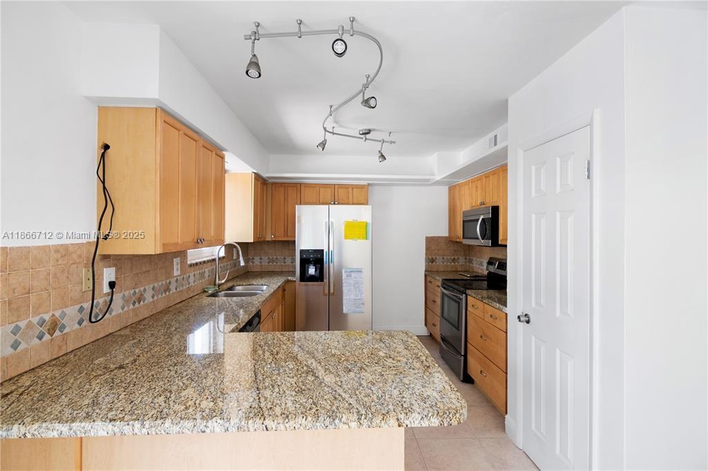 COUNTRY CLUB ESTATES UNIT - Residential Lease